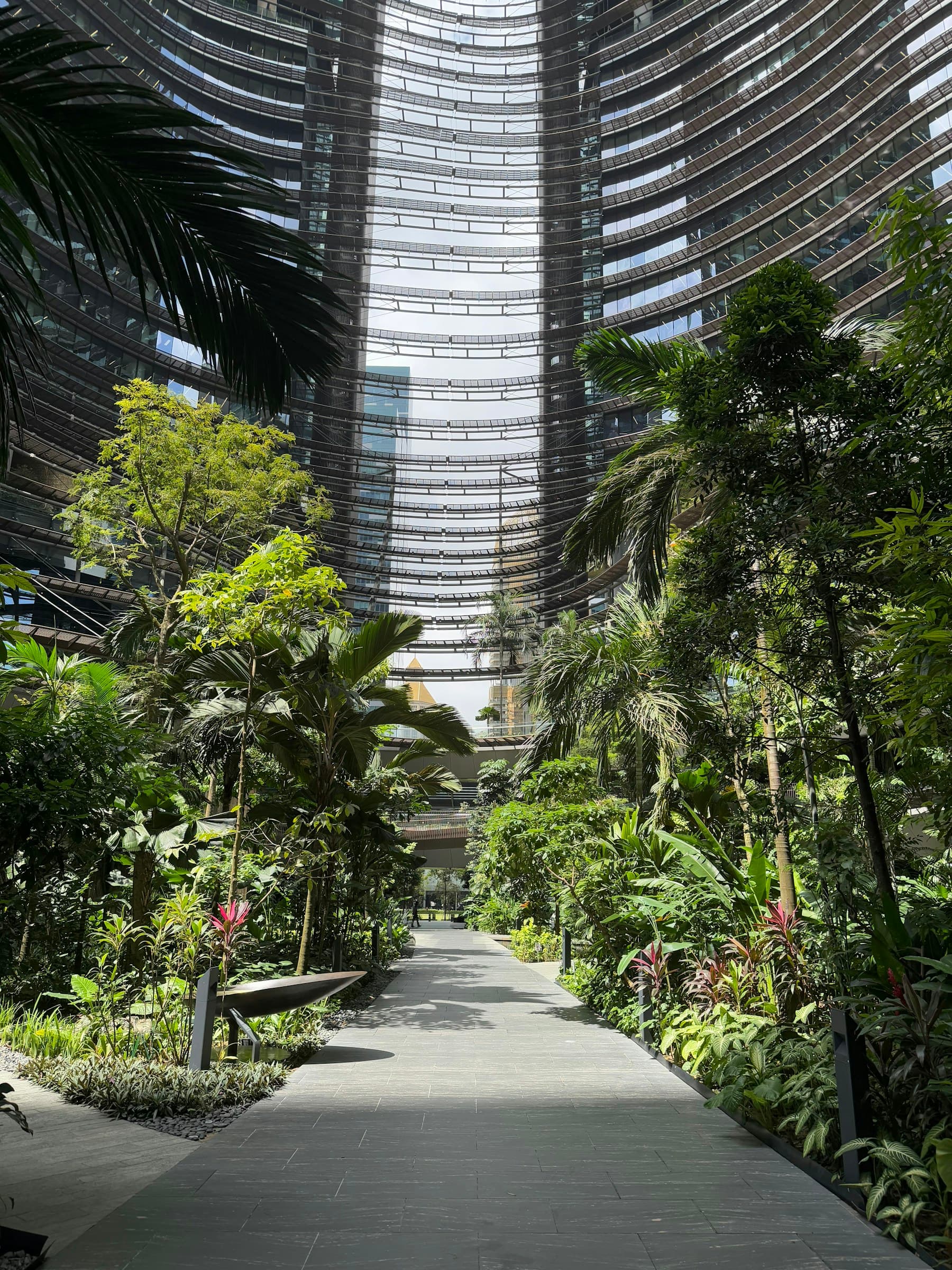 Conceptbeeld van groen geïntegreerd in moderne architectuur
